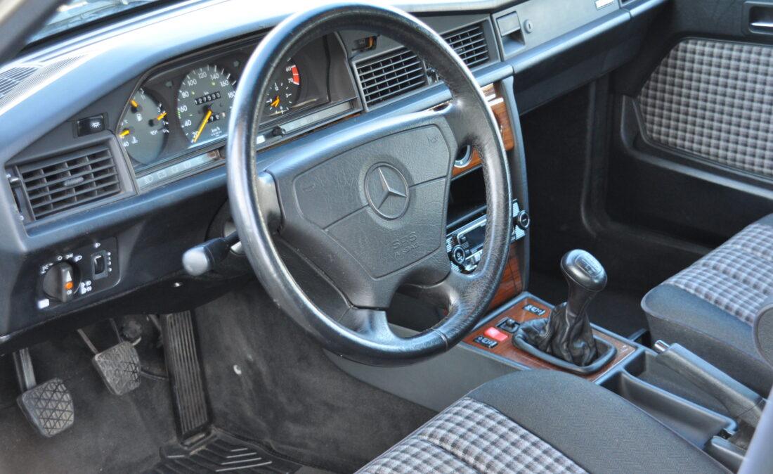 Mercedes-Benz_190E_OpenRoad_Classic_cars_ (10)