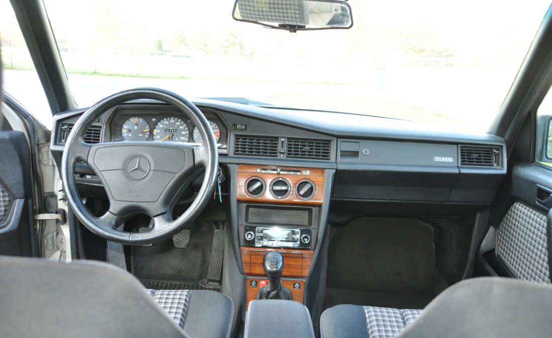 Mercedes-Benz_190E_OpenRoad_Classic_cars_ (12)
